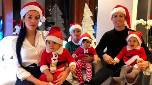 Cristiano, Georgina y los pequeños en la cena de Navidad.