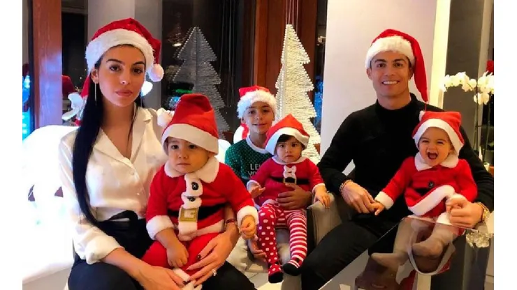 Cristiano, Georgina y los pequeños en la cena de Navidad.