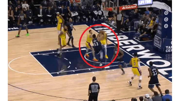 Karl-Anthony Towns destroza a JaVale McGee con una clavada