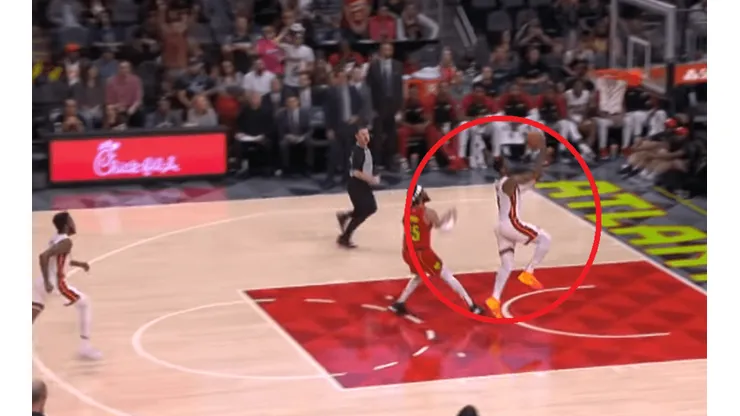 Dwyane Wade hace un pase sin ver para el alley-oop del año