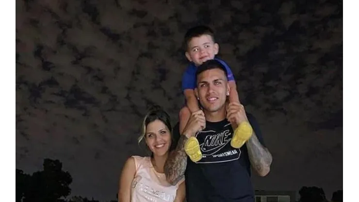 Paredes subió una foto con su familia y los hinchas de Boca le llenaron los comentarios para que vuelva