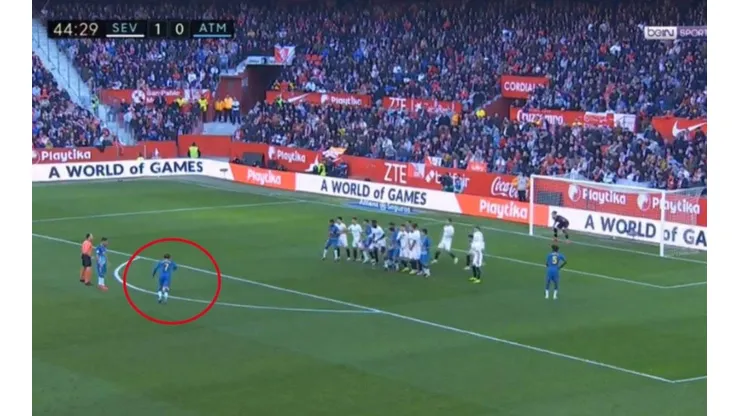 Tiro libre exquisito y sin carrera de Griezmann para calmar al Cholo
