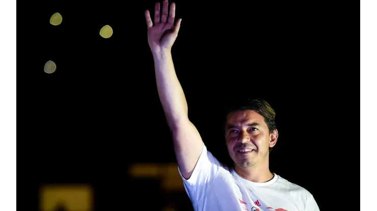 Gallardo saluda al público en el Monumental