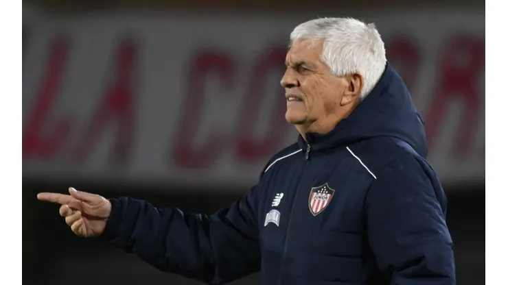 El ex DT de Junior confiesa que River "está decidido" a comprar un jugador del club