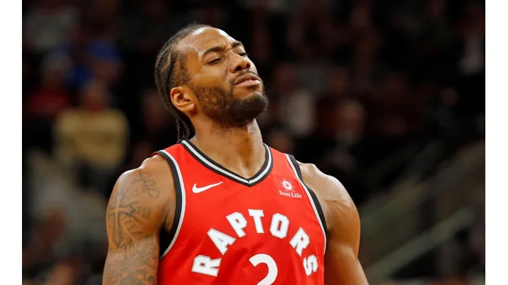 Fanáticos de los Spurs abuchean y llaman traidor a Kawhi Leonard