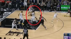 De'Aaron Fox anota una bandeja de espaldas al aro