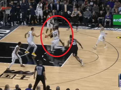 De'Aaron Fox anota una bandeja de espaldas al aro