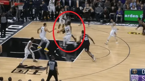 De'Aaron Fox anota una bandeja de espaldas al aro