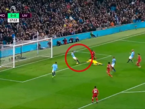 Casi muere Guardiola: el City estuvo a punto de hacerse el gol en contra más insólito de año