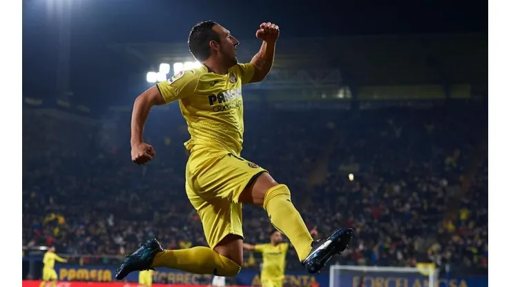 ÉL. Santi Cazorla marcó un doblete y fue la figura de la noche (Foto: Getty).