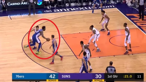 Como Ginóbili: Joel Embiid se sacude la marca con un Eurostep y la clava