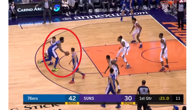 Como Ginóbili: Joel Embiid se sacude la marca con un Eurostep y la clava