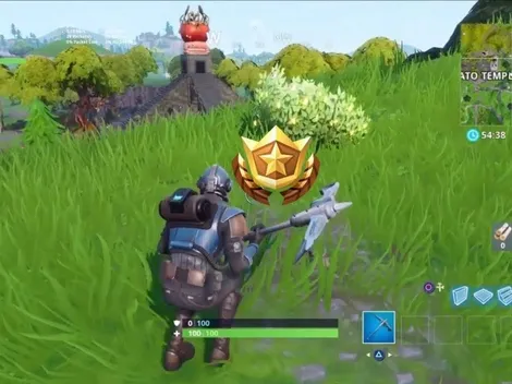 Busca entre un hombre de roca gigante, un Tomate coronado y un árbol cercado en Fortnite