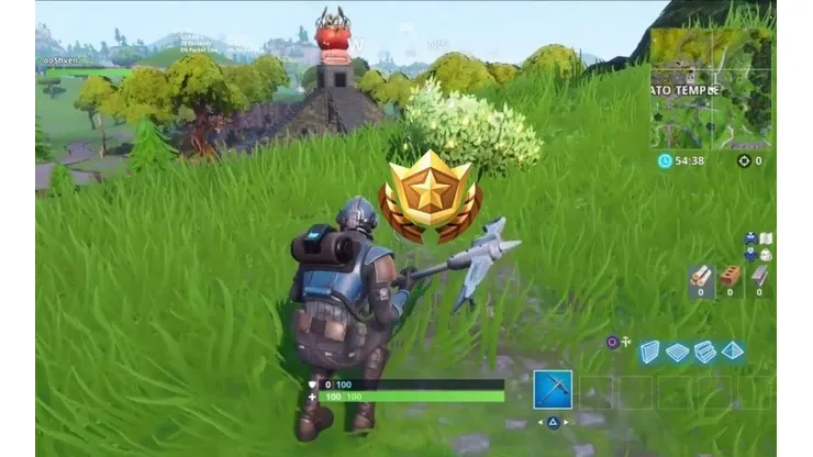 Busca entre un hombre de roca gigante, un Tomate coronado y un árbol cercado en Fortnite