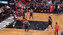 Otro más a la lista: Jarrett Allen bloquea a Anthony Davis