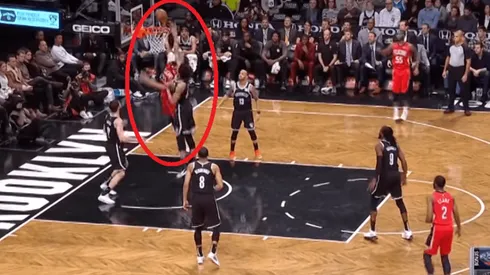 Otro más a la lista: Jarrett Allen bloquea a Anthony Davis