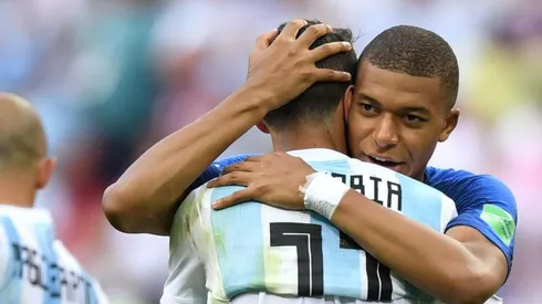 EL FINAL. Mbappé consuela a Di María tras el triunfo de Francia a Argentina (Foto: Getty).