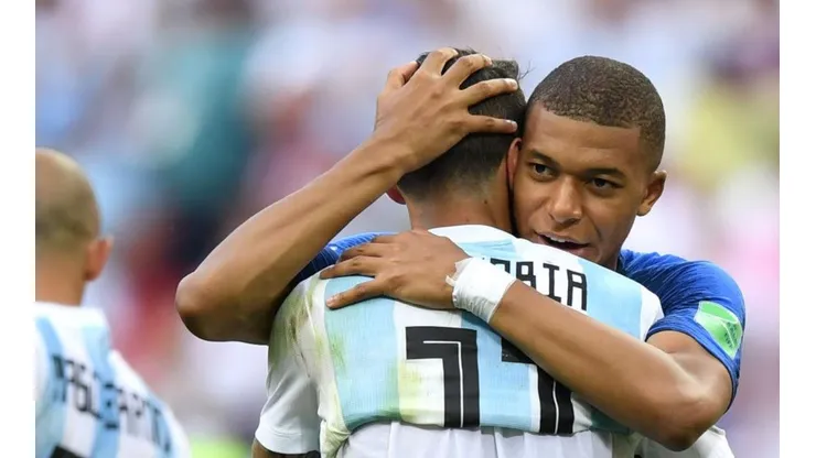 EL FINAL. Mbappé consuela a Di María tras el triunfo de Francia a Argentina (Foto: Getty).