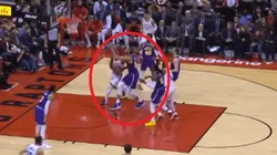 Kawhi Leonard anota una bandeja imposible