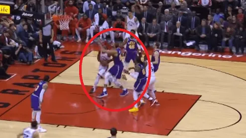 Kawhi Leonard anota una bandeja imposible