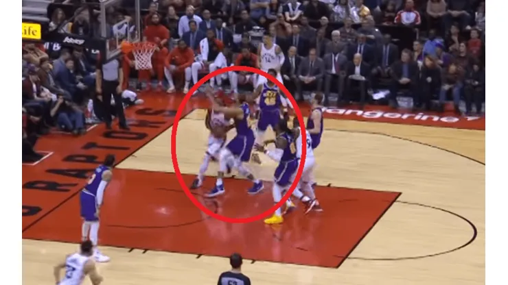 Kawhi Leonard anota una bandeja imposible