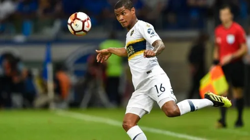 Barrios defendiendo la camiseta de Boca ante Cruzeiro.