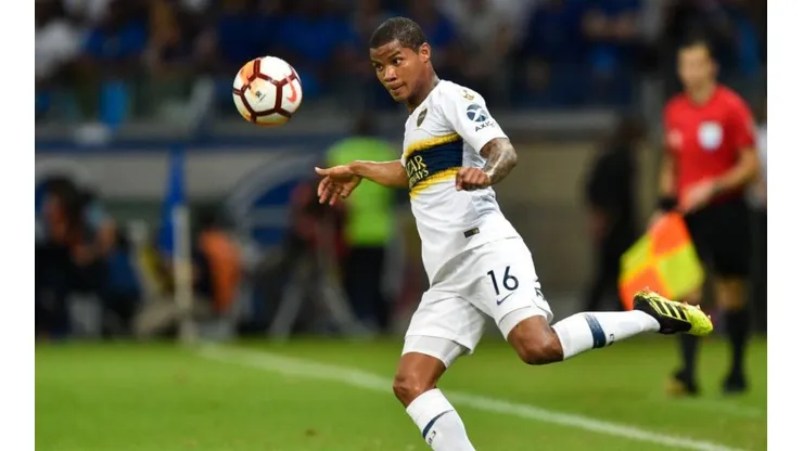 Barrios defendiendo la camiseta de Boca ante Cruzeiro.