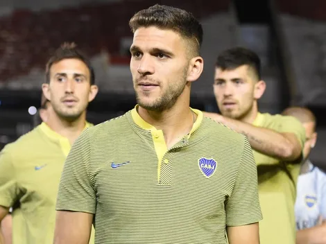 De rojo y blanco: Ajax le dio la bienvenida a Lisandro Magallán