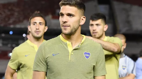 De rojo y blanco: Ajax le dio la bienvenida a Lisandro Magallán