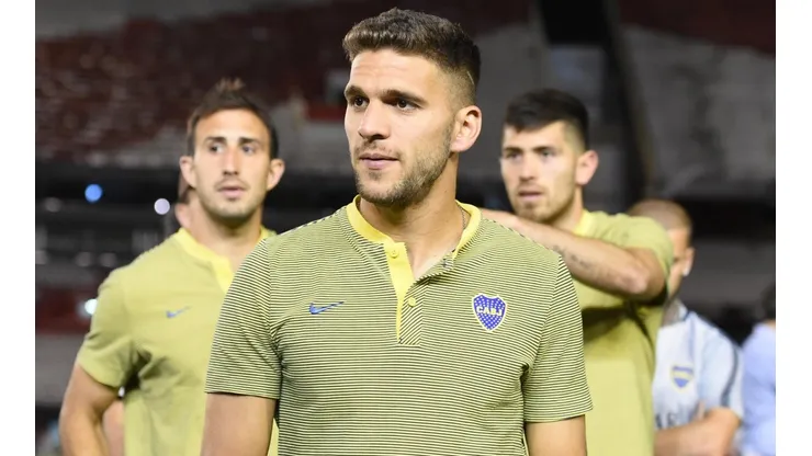 De rojo y blanco: Ajax le dio la bienvenida a Lisandro Magallán