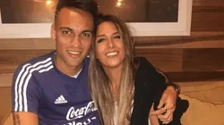 Lautaro Martínez y su novia viajan bien apretaditos en avión