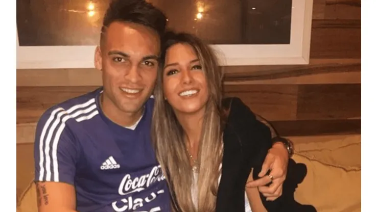 Lautaro Martínez y su novia viajan bien apretaditos en avión