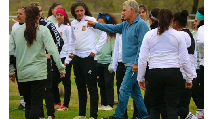 El gran gesto de Ferretti: fue al entrenamiento de Tigres Femenil