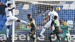 GANA COMO NADIE. Duván Zapata saltó más que todos y abrió el marcador (Foto: Getty).