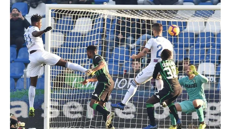 GANA COMO NADIE. Duván Zapata saltó más que todos y abrió el marcador (Foto: Getty).