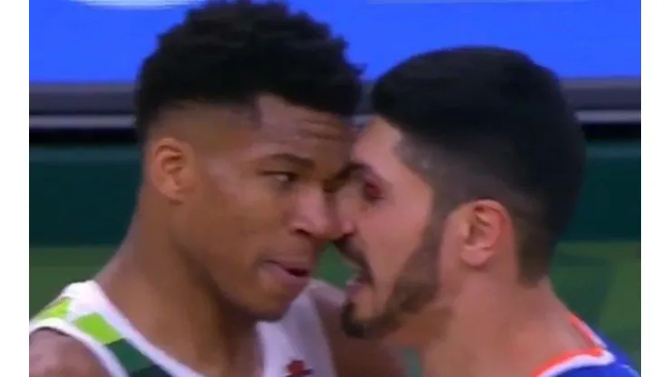 Enes Kanter le da un codazo a Giannis Antetokounmpo y se enciende la bronca