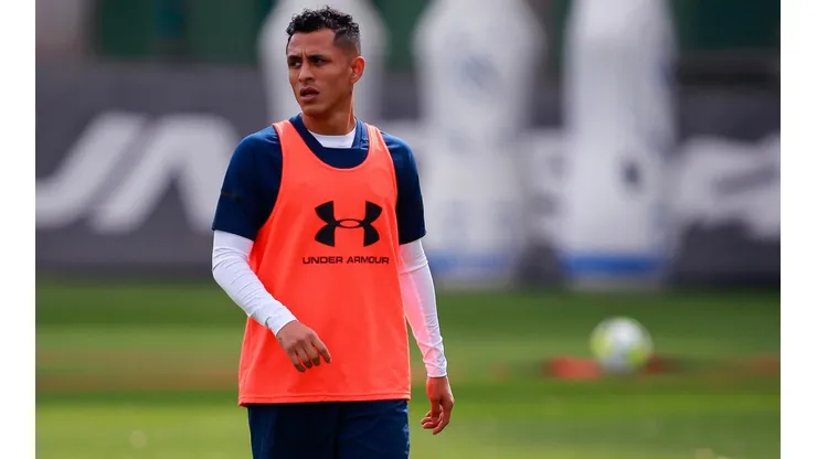 Yotún en su primera práctica con Cruz Azul.