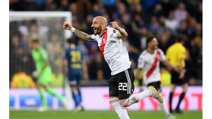 Hasta en la playa Pinola canta canciones de River contra Boca