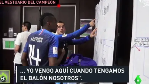 METIDOS. Griezmann le habla a Matuidi en el vestuario del Francia (Foto: El Chiringuito TV).
