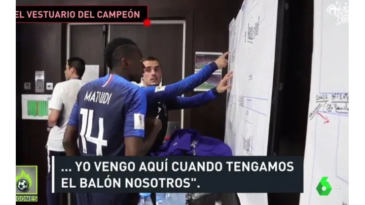 METIDOS. Griezmann le habla a Matuidi en el vestuario del Francia (Foto: El Chiringuito TV).