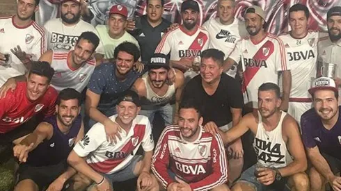 La tremenda bandera que los amigos de Enzo Pérez le regalaron al jugador