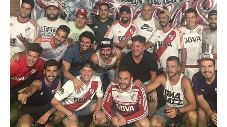 La tremenda bandera que los amigos de Enzo Pérez le regalaron al jugador