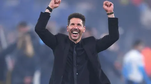 Simeone festejando la obtención de la Europa League.