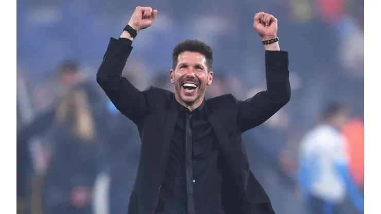 Simeone festejando la obtención de la Europa League.