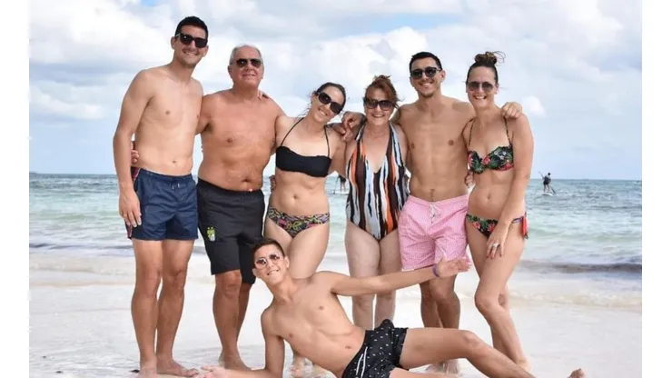 Ya se tomó vacaciones: Nicolás Burdisso dejó Boca y se fue a México