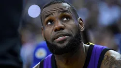 LeBron revela que un trabajador de los Warriors lo hizo caminar de más a pesar de su lesión