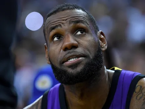 LeBron revela que un trabajador de los Warriors lo hizo caminar de más a pesar de su lesión