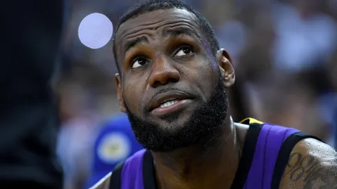 LeBron revela que un trabajador de los Warriors lo hizo caminar de más a pesar de su lesión