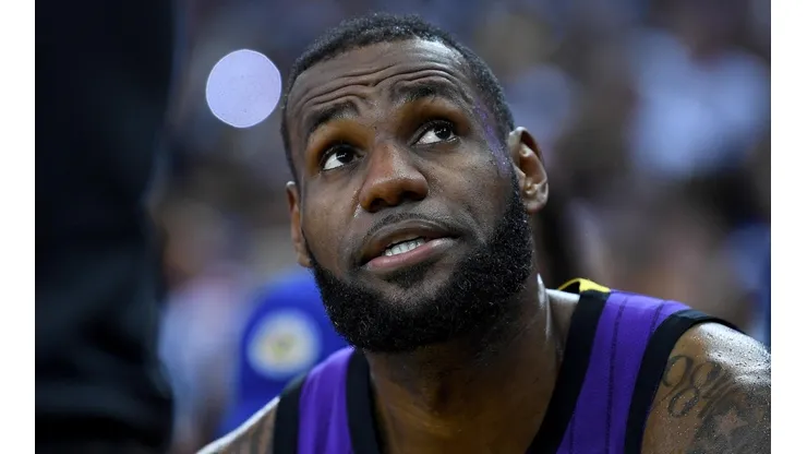 LeBron revela que un trabajador de los Warriors lo hizo caminar de más a pesar de su lesión