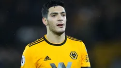 Raúl Jiménez casi hace un golazo.